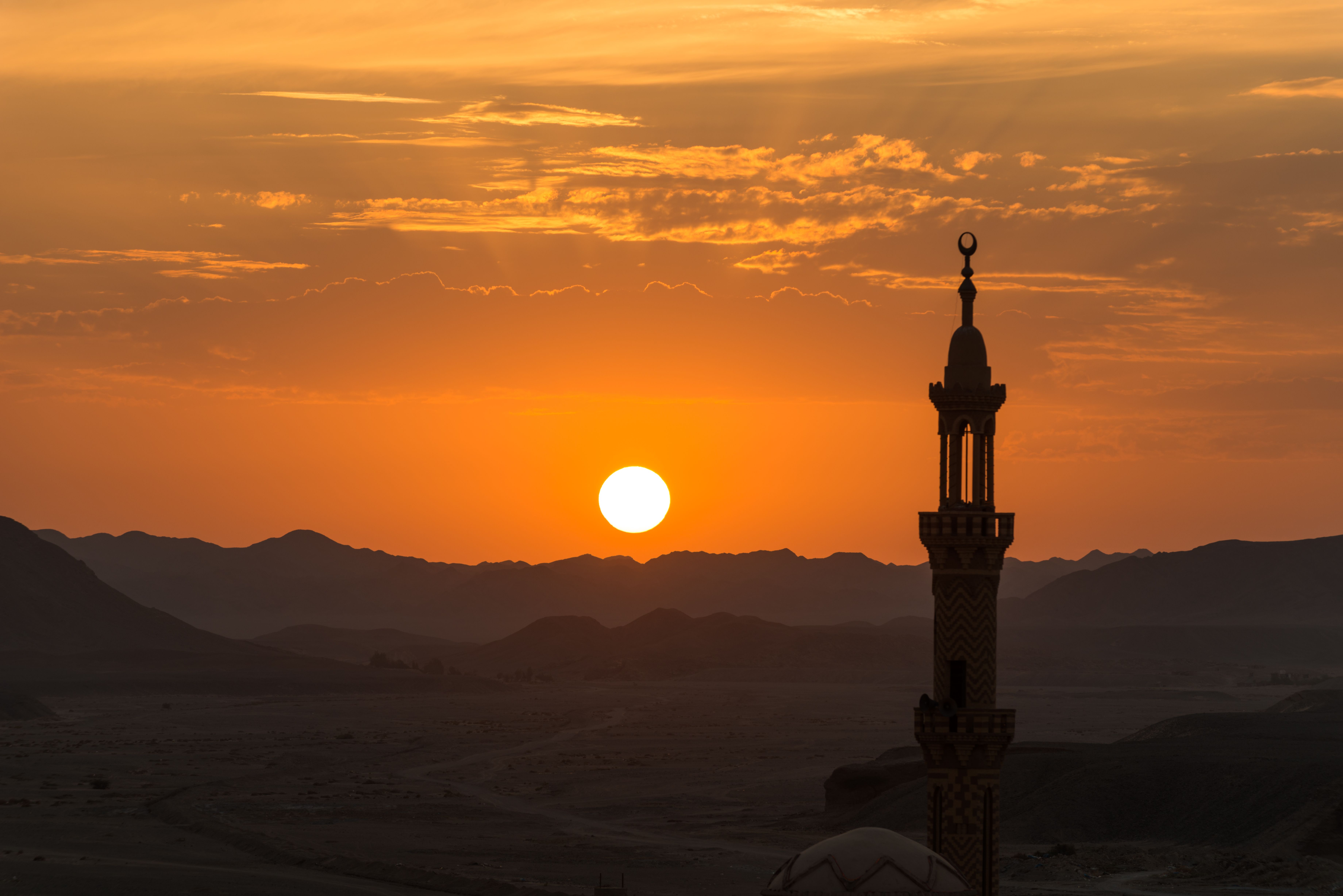 Закат на уразу. Закат в Исламе. Мечеть в пустыне. Мечеть на закате. Минареты мечети на Восходе.